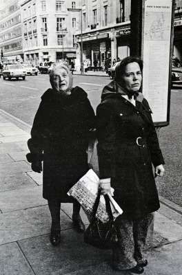 Two women waiting for the bus, Regent Street, London